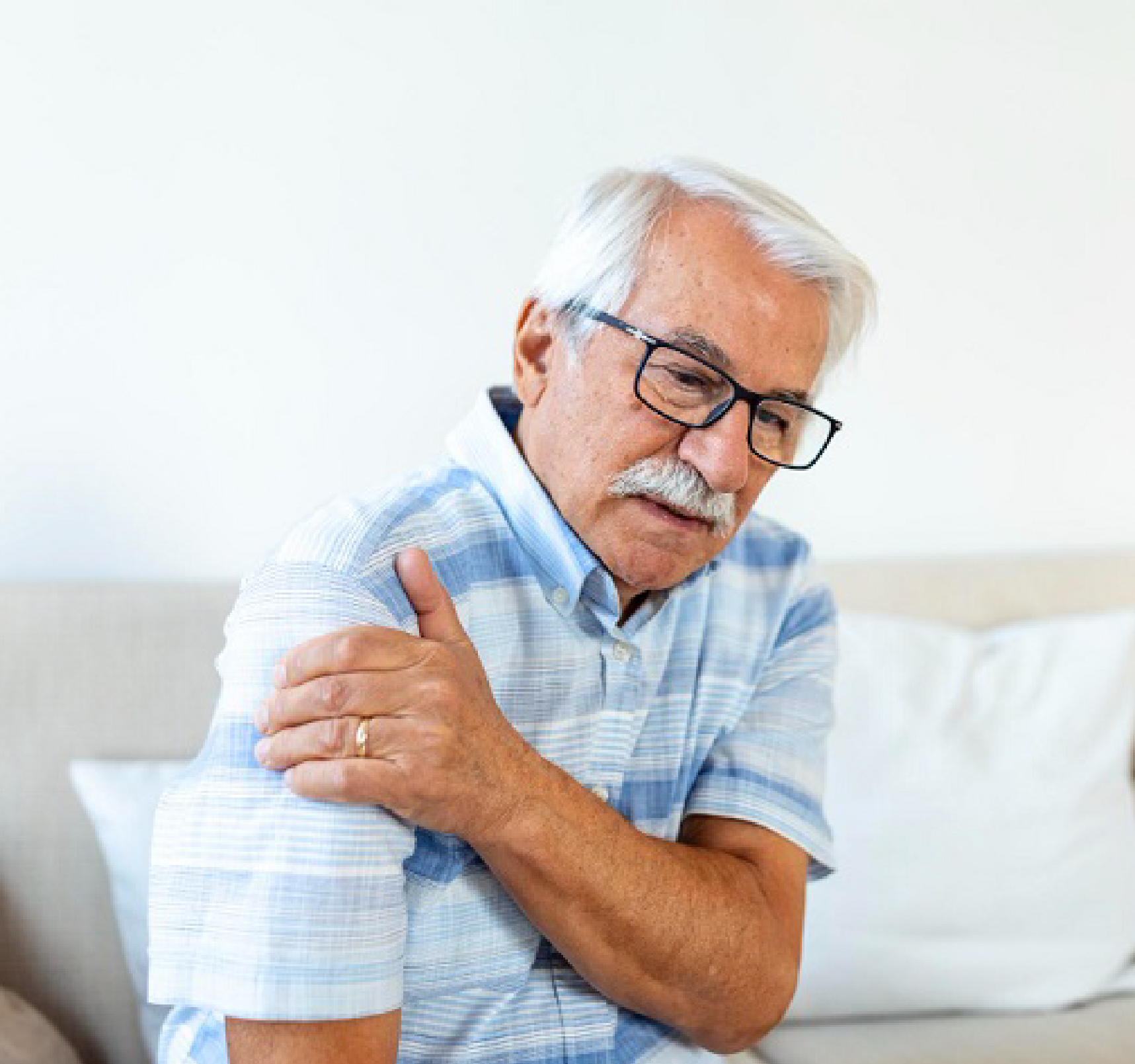 A man facing Osteoarthritis problem and going through the pain.